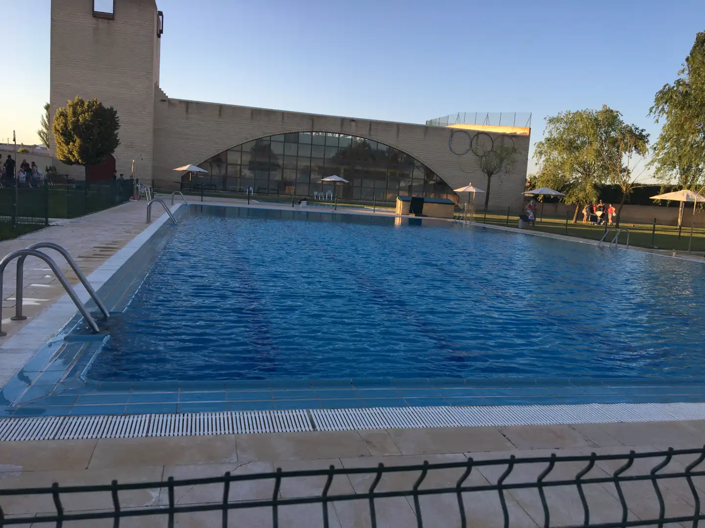 Piscina de Casa adosada en venda en Santa María del Campo amb Moblat