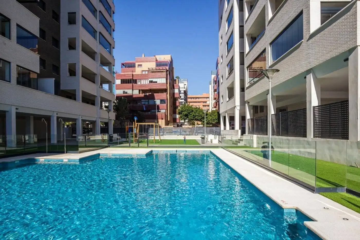 Piscina de Pis en venda en Almería amb Aire condicionat, Jardí privat i Terrassa