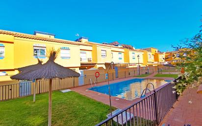 Vista exterior de Casa adosada en venda en Sierra de Yeguas amb Aire condicionat i Terrassa