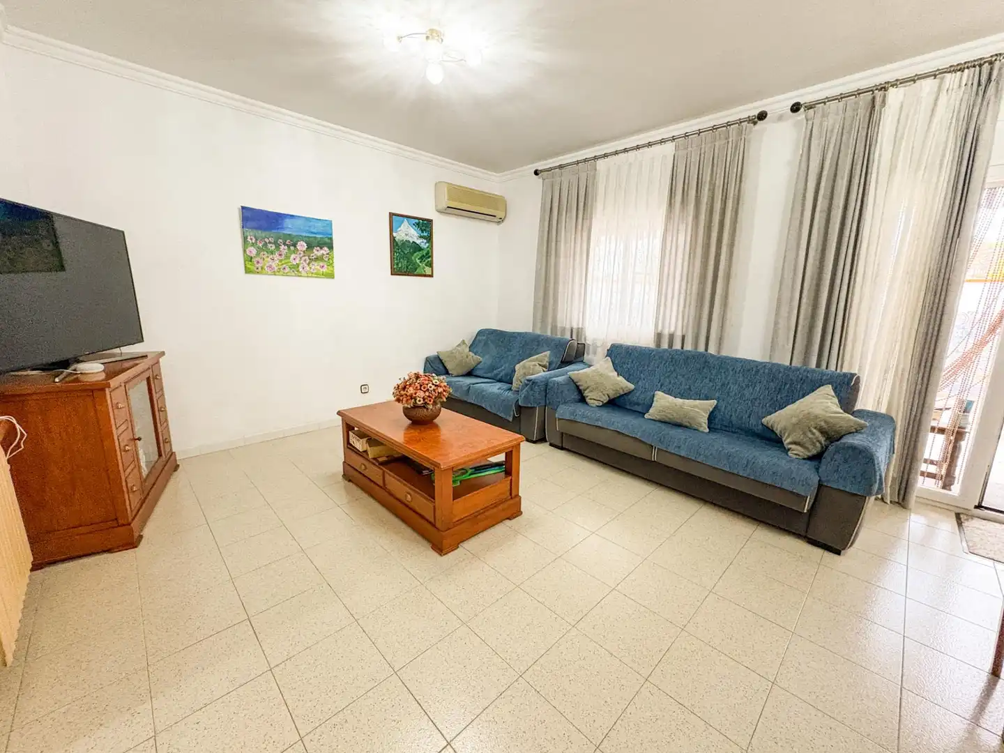Sala de estar de Casa adosada en venta en Castellar del Vallès con Aire acondicionado, Calefacción y Terraza