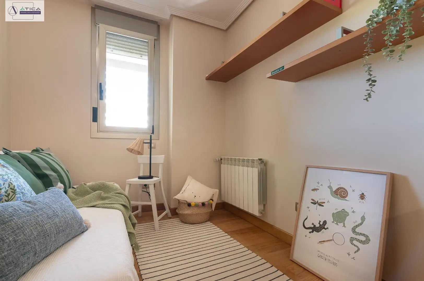 Schlafzimmer von Dachboden zum Verkauf in Santander mit Heizung, Privatgarten und Parkett