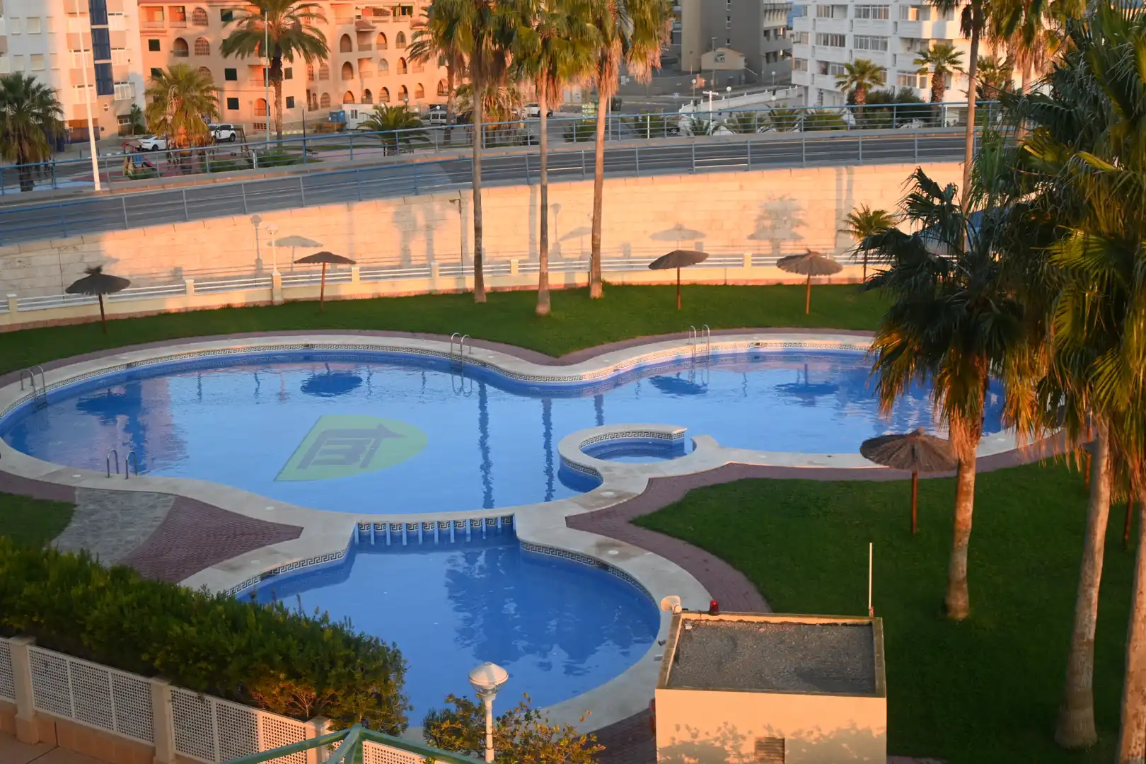 Piscina de Apartamento en venta en La Manga del Mar Menor con Terraza, Amueblado y Horno