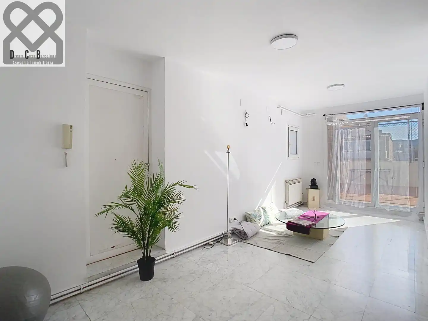 Wohnzimmer von Dachboden zum Verkauf in Barcelona mit Heizung und Terrasse