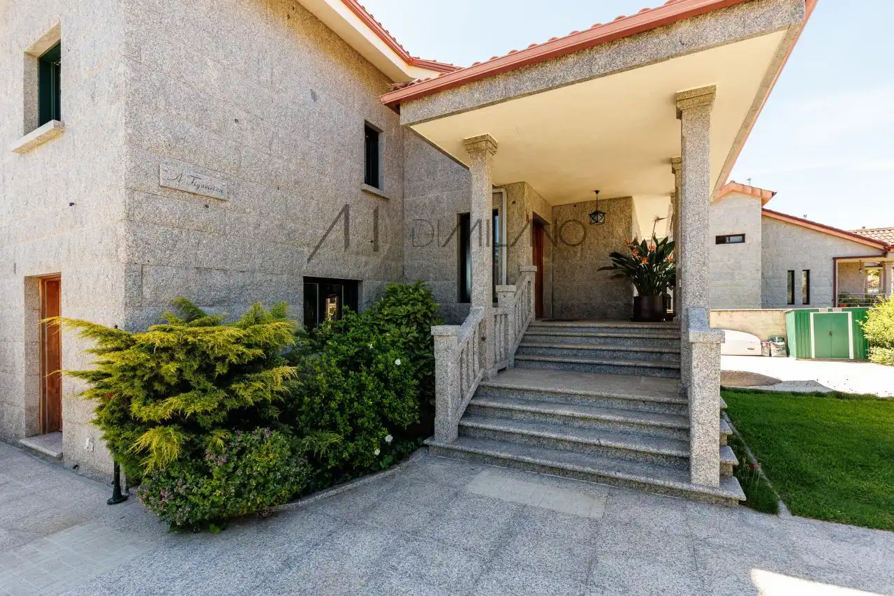 Vista exterior de Casa o xalet en venda en Tomiño amb Calefacció, Jardí privat i Terrassa