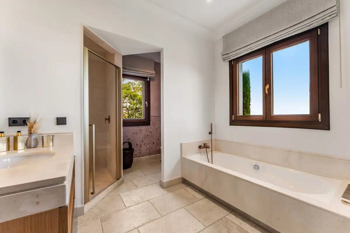 Bany de Casa o xalet en venda en Benahavís amb Aire condicionat, Terrassa i Moblat