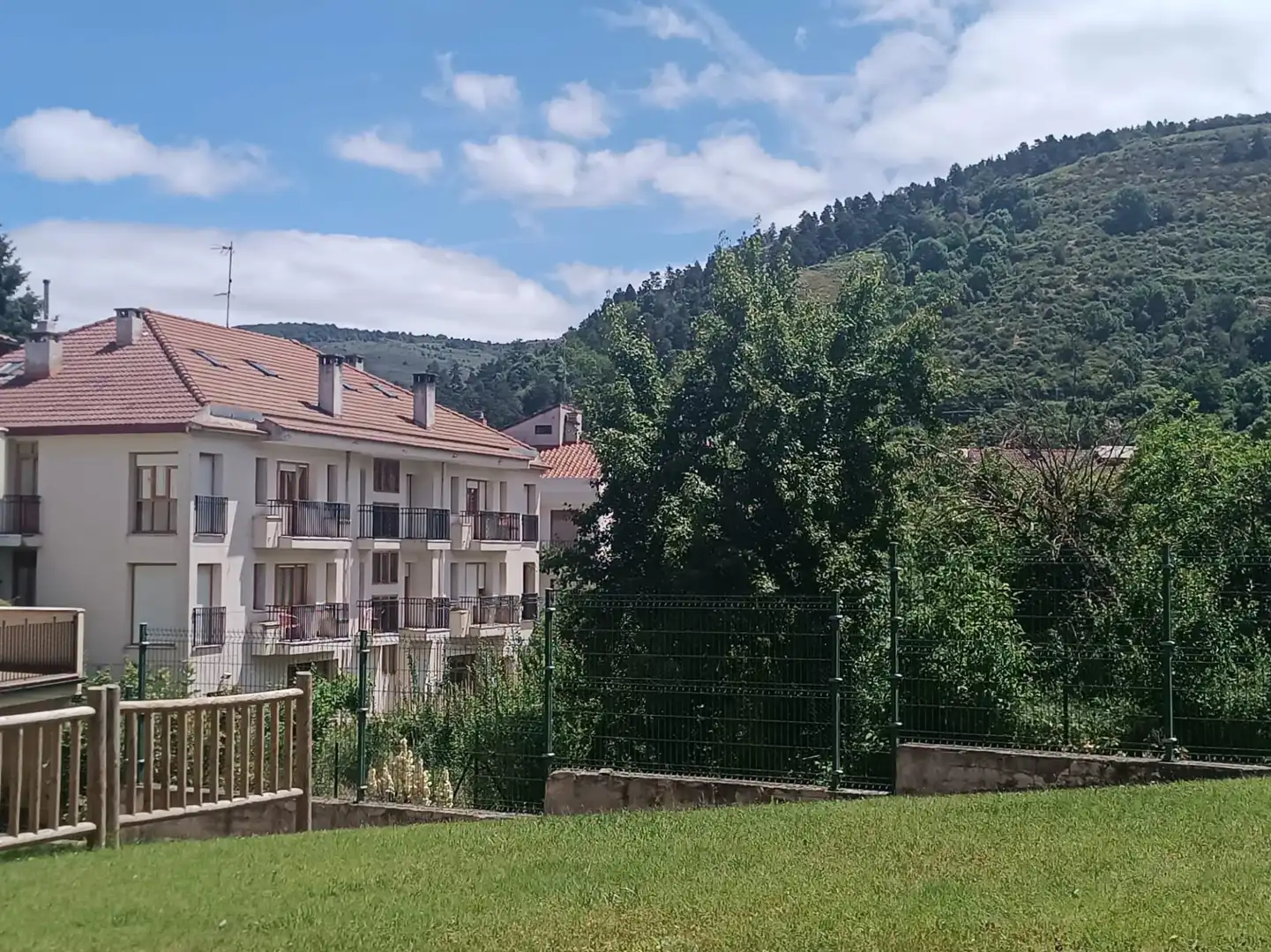 Vista exterior de Apartament en venda en Ezcaray amb Calefacció, Moblat i Balcó