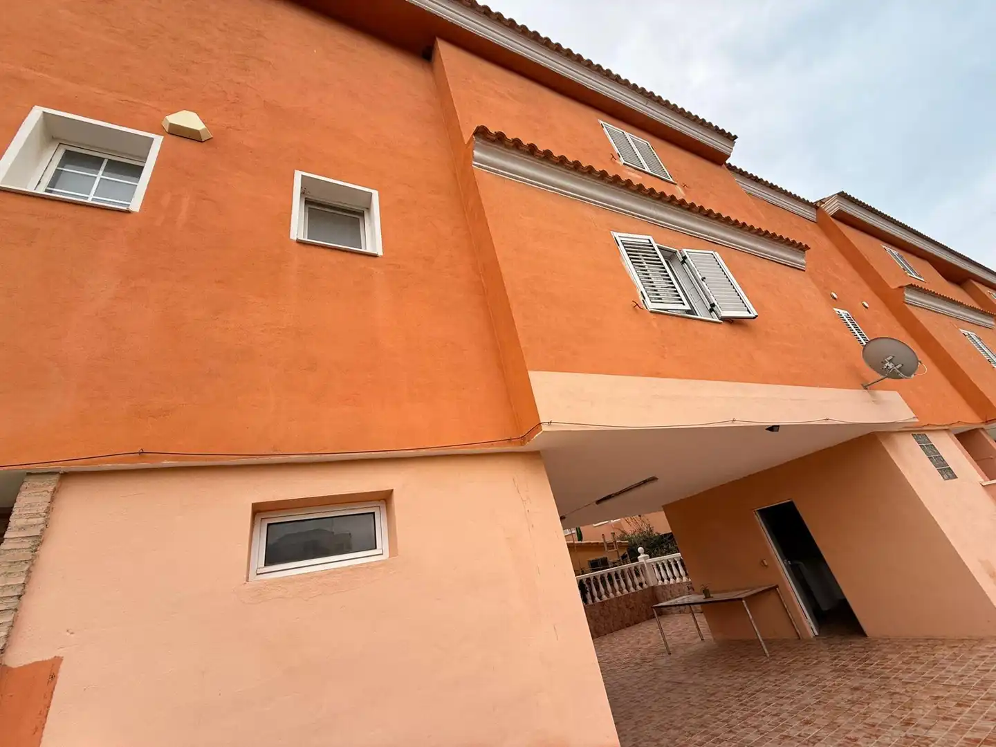 Vista exterior de Casa adosada en venda en Moncofa amb Terrassa, Traster i Balcó