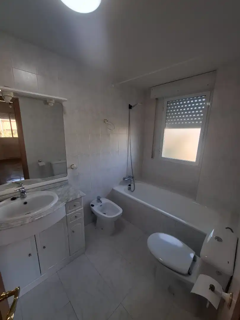 Baño de Casa adosada de alquiler en Villaviciosa de Odón con Aire acondicionado, Calefacción y Jardín privado