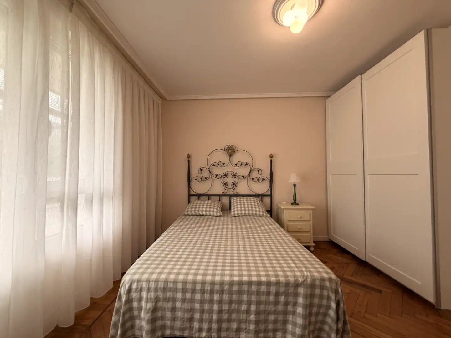 Schlafzimmer von Wohnung zur Miete in Los Corrales de Buelna  mit Heizung, Privatgarten und Parkett