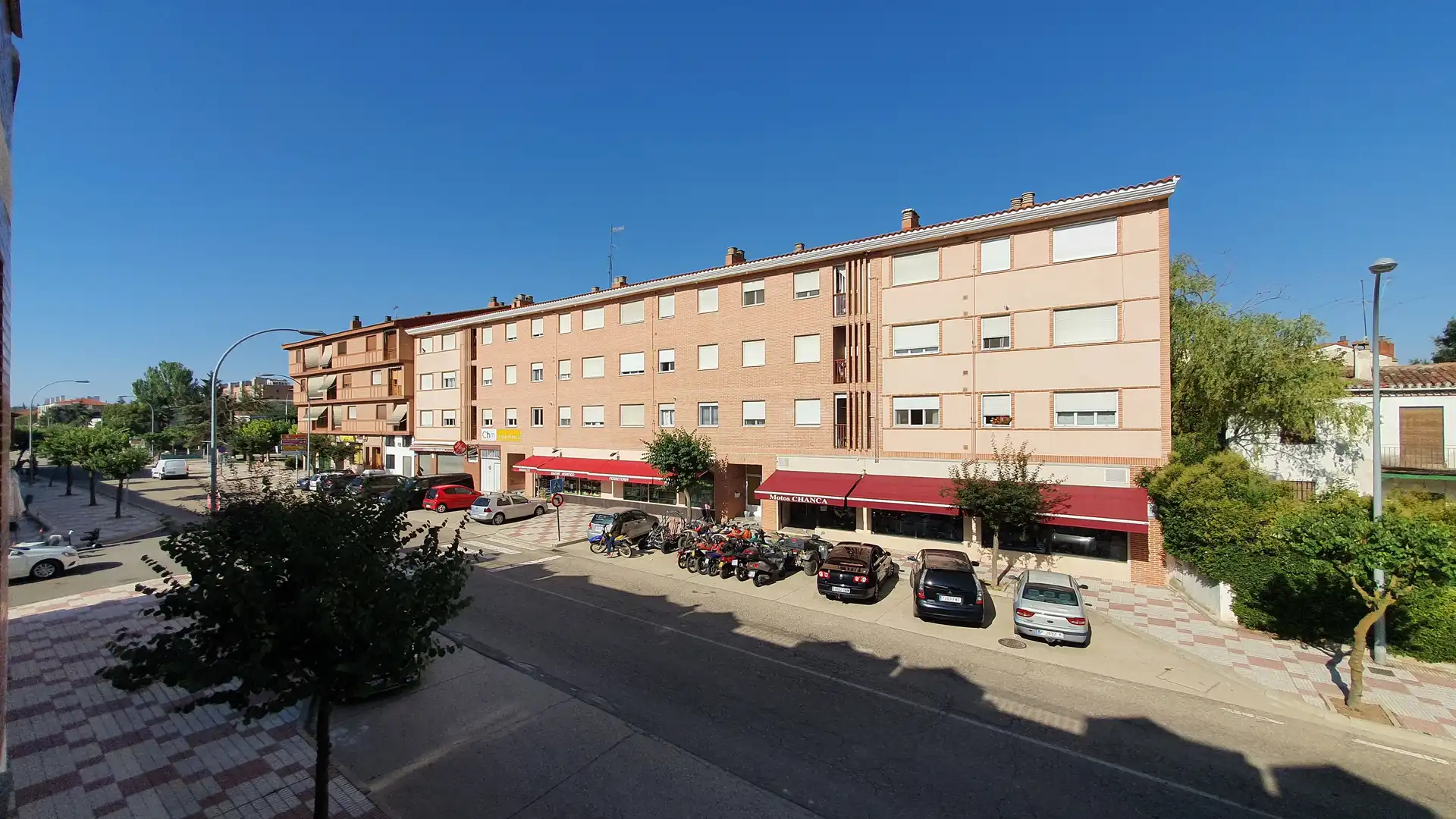 Vista exterior de Casa adosada en venda en Dueñas amb Calefacció, Parquet i Terrassa