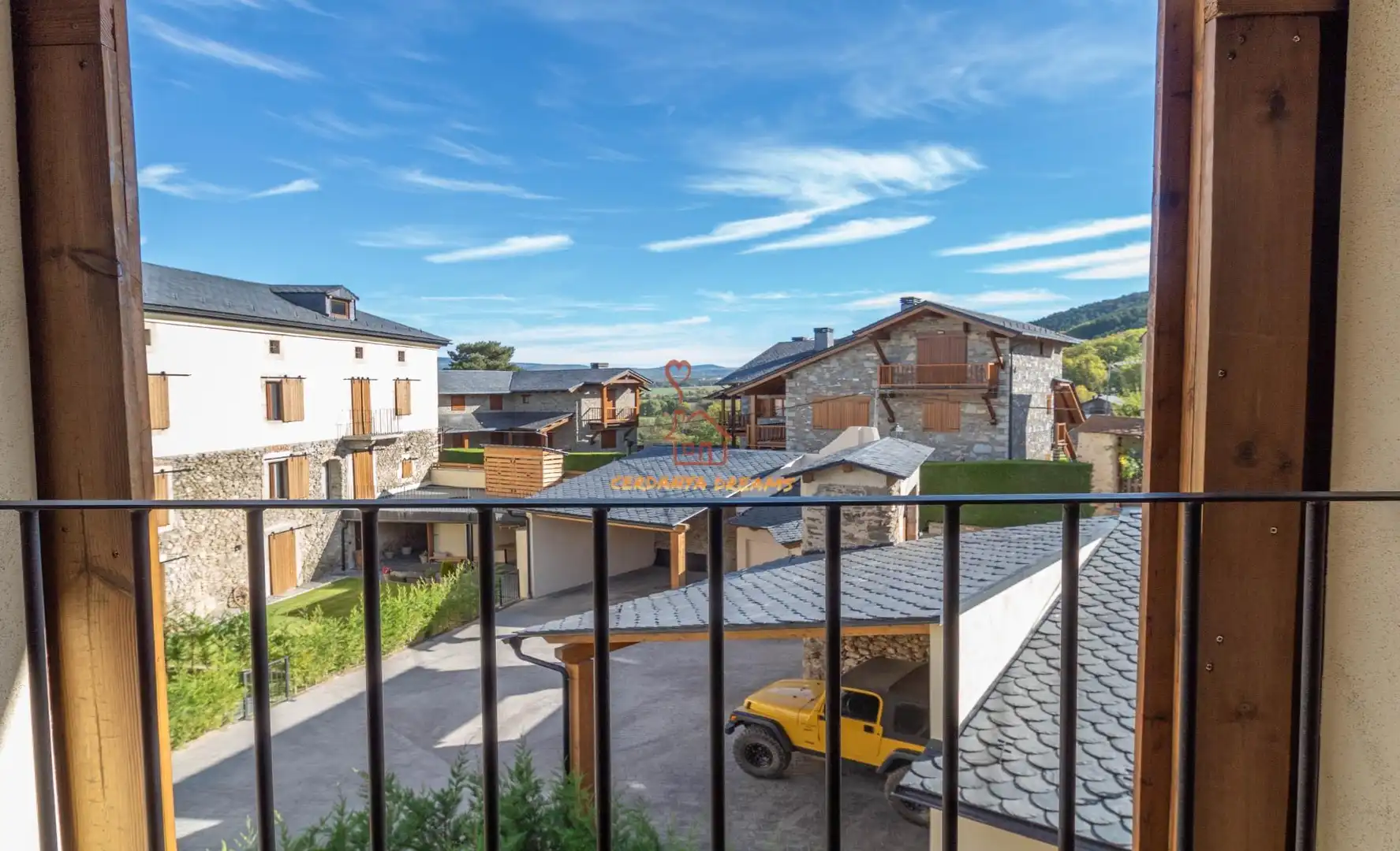 Vista exterior de Casa adosada en venda en Fontanals de Cerdanya amb Calefacció, Jardí privat i Parquet