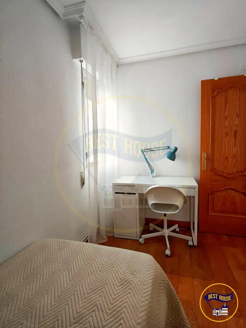 Habitación de Piso de alquiler en Cuenca con Calefacción, Parquet y Amueblado