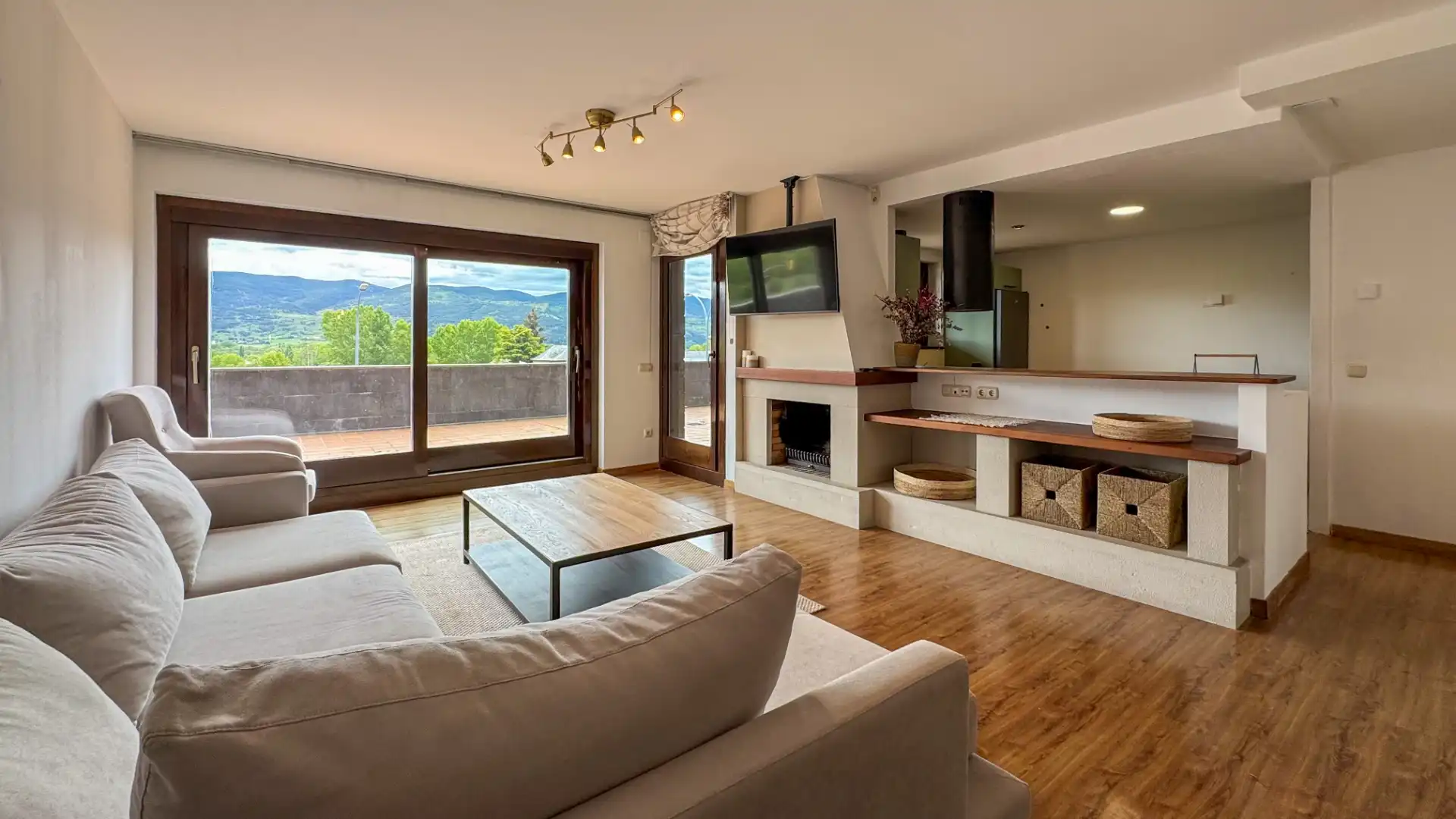 Wohnzimmer von Wohnung zum Verkauf in Puigcerdà mit Heizung, Parkett und Terrasse