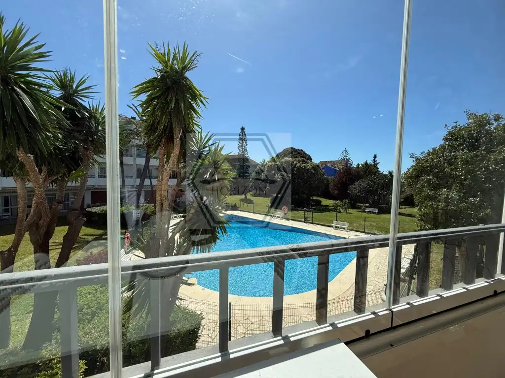 Piscina de Pis en venda en Marbella amb Piscina comunitària