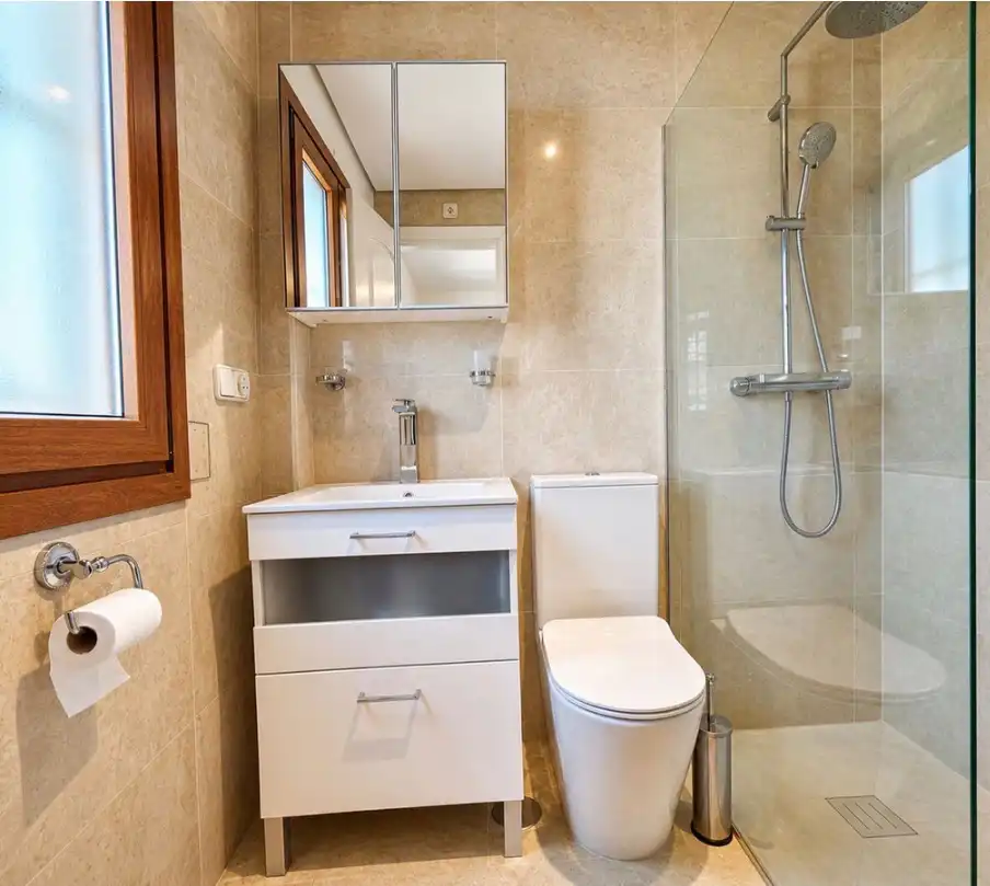 Badezimmer von Wohnung zum Verkauf in Manilva mit Terrasse, Möbliert und Ofen