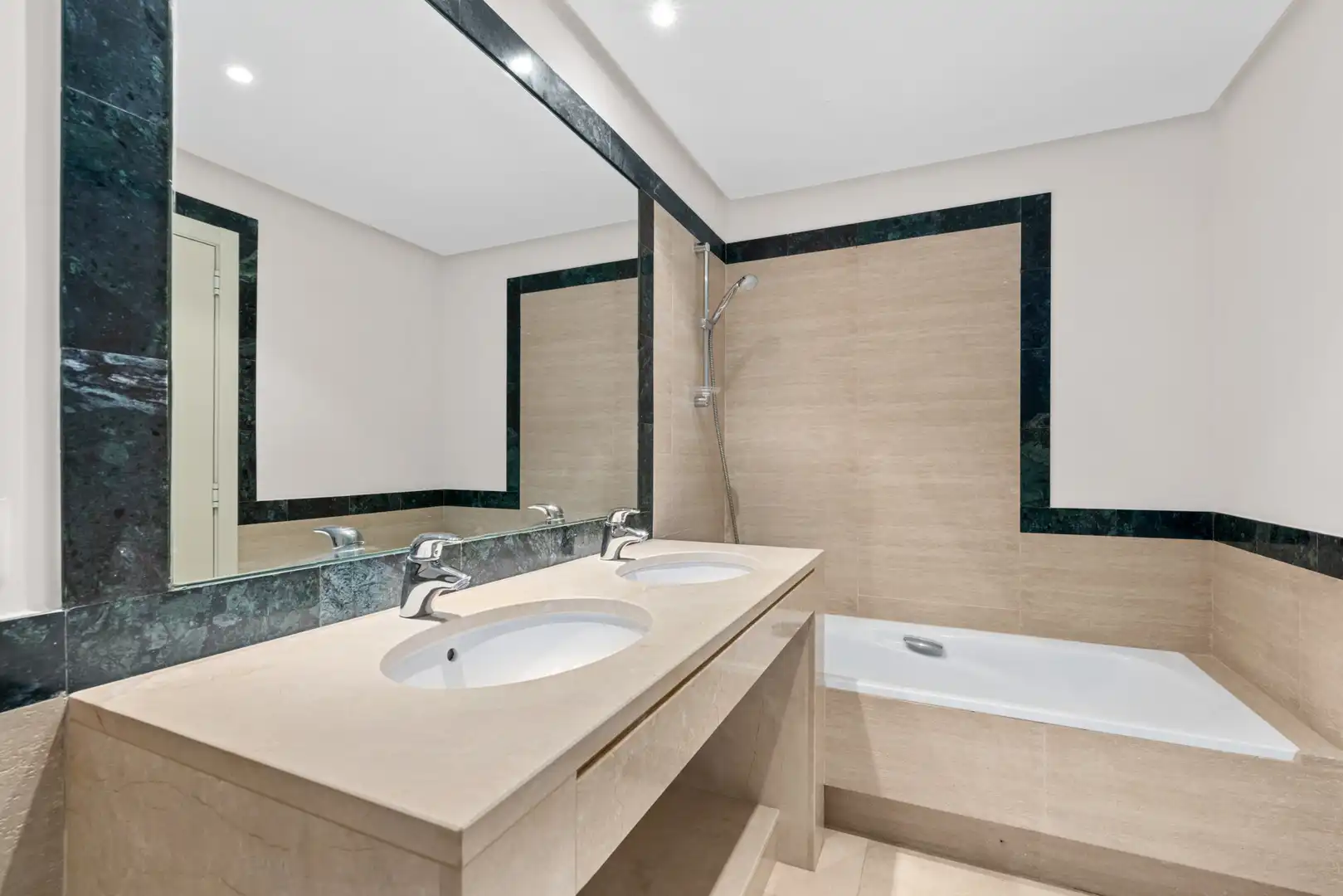 Badezimmer von Erdgeschoss zum Verkauf in Benahavís mit Klimaanlage, Terrasse und Abstellraum