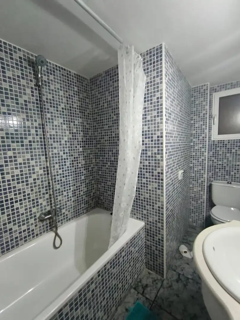 Badezimmer von Wohnung zum Verkauf in Burjassot mit Parkett, Ofen und Waschmaschine