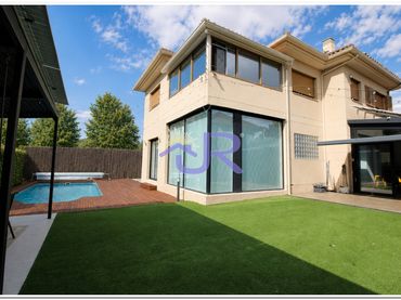 Chalet con piscina en venta en Miramadrid