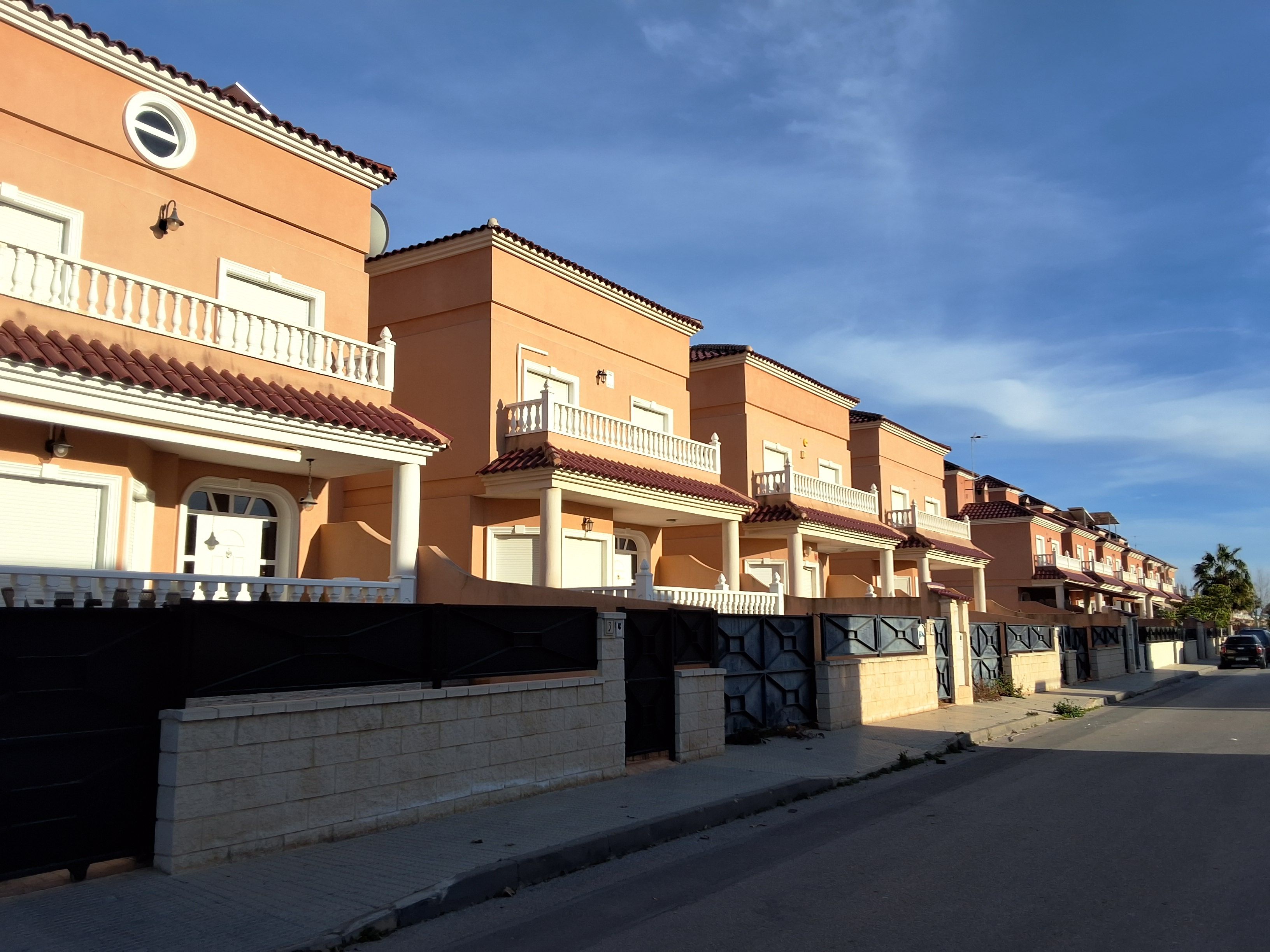Vista exterior de Casa adosada en venda en Almoradí amb Piscina i Balcó