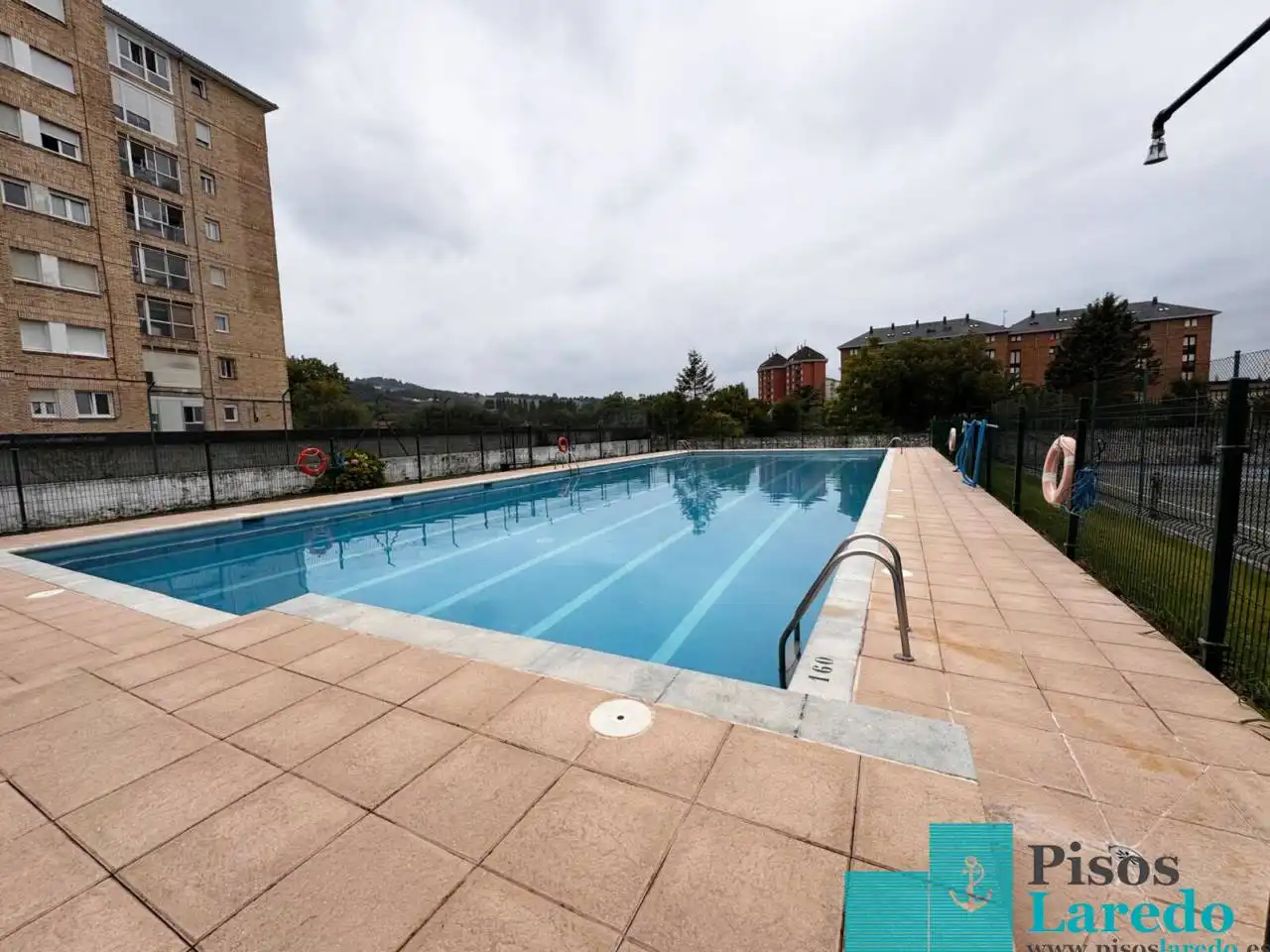 Piscina de Piso en venta en Laredo con Calefacción, Terraza y Balcón