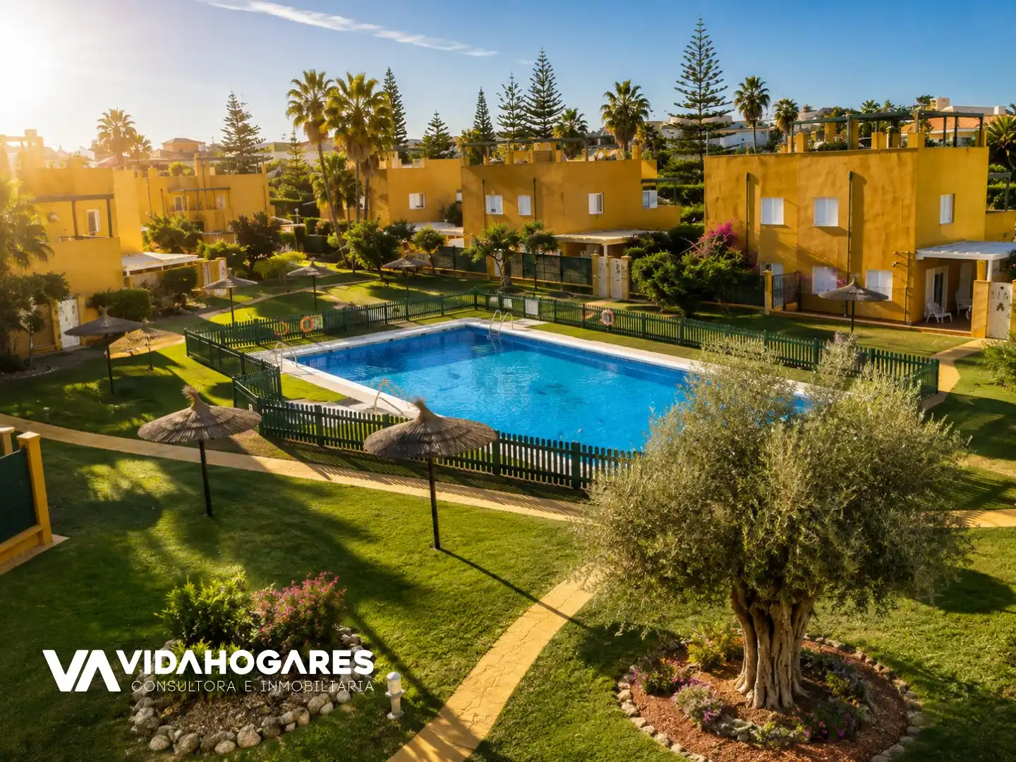 Vista exterior de Casa o xalet en venda en Rota amb Aire condicionat, Terrassa i Piscina