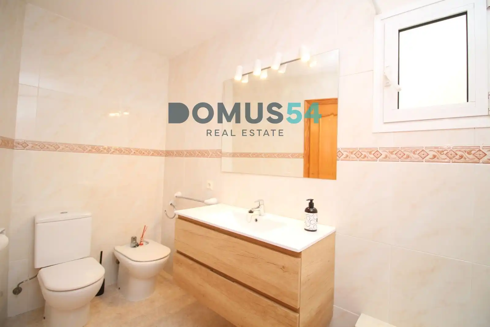Badezimmer von Wohnungen zur Miete in Alcúdia mit Klimaanlage, Terrasse und Ofen