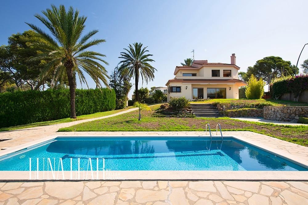 Vista exterior de Casa o xalet en venda en Castelldefels amb Aire condicionat, Calefacció i Jardí privat