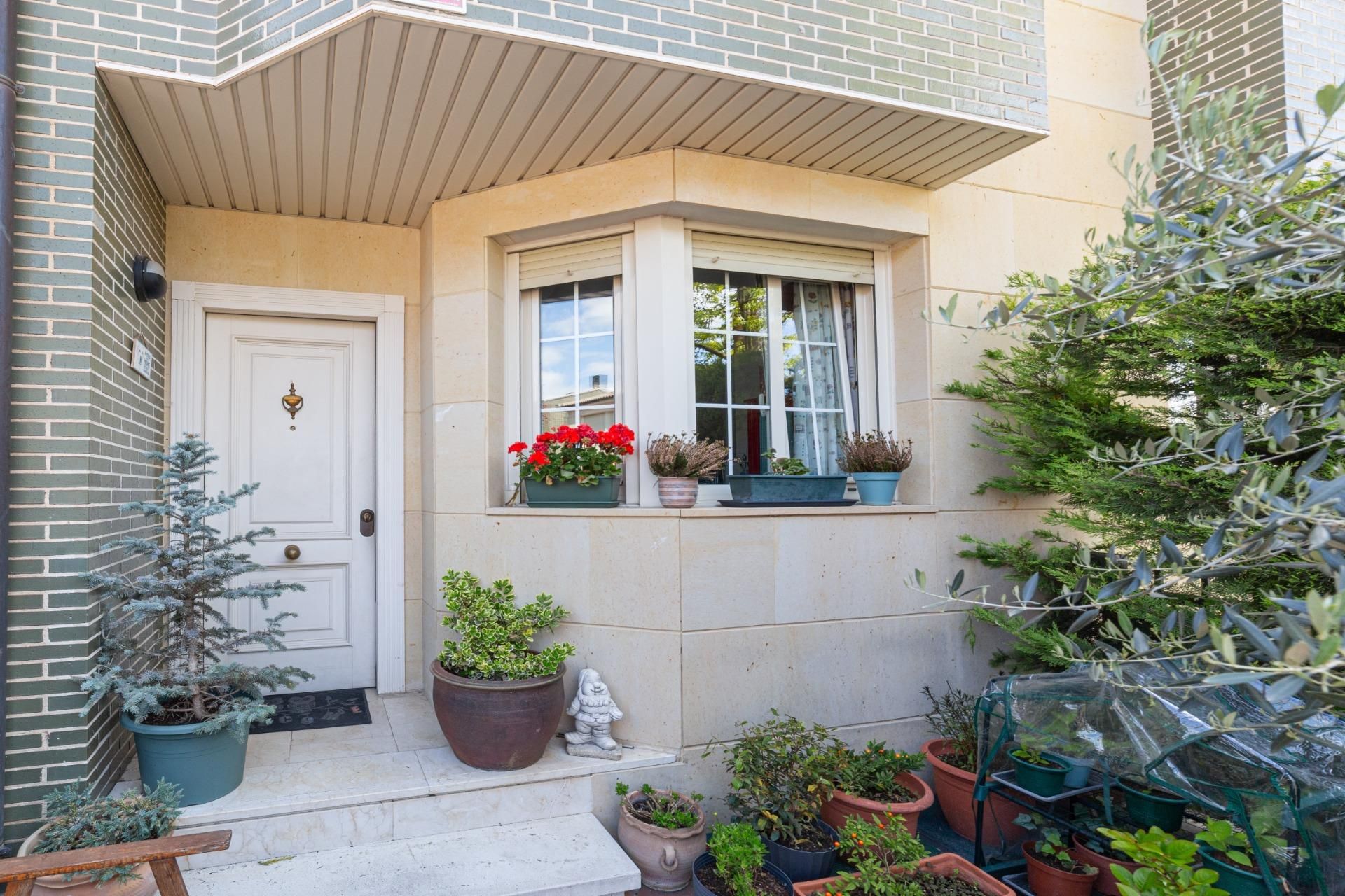 Exterior view of Single-family semi-detached for sale in Valladolid Capital  with Air Conditioner, Heating and Private garden