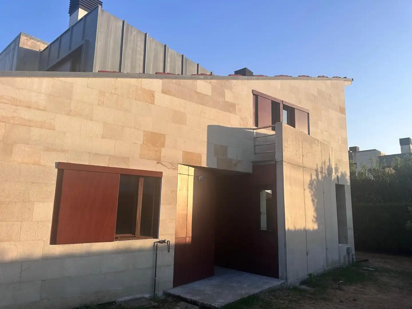 Vista exterior de Casa adosada en venda en Marina de Cudeyo amb Calefacció i Jardí privat
