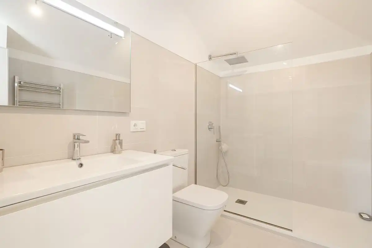 Bathroom of Duplexes for sale in Benahavís  with Air Conditioner, Heating and Terrace