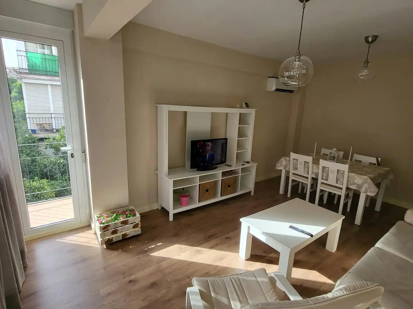 Living room of Flat for share in  Sevilla Capital  with Air Conditioner, Furnished and Washing machine
