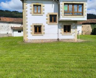 Vista exterior de Casa o xalet en venda en Molledo amb Calefacció, Jardí privat i Terrassa