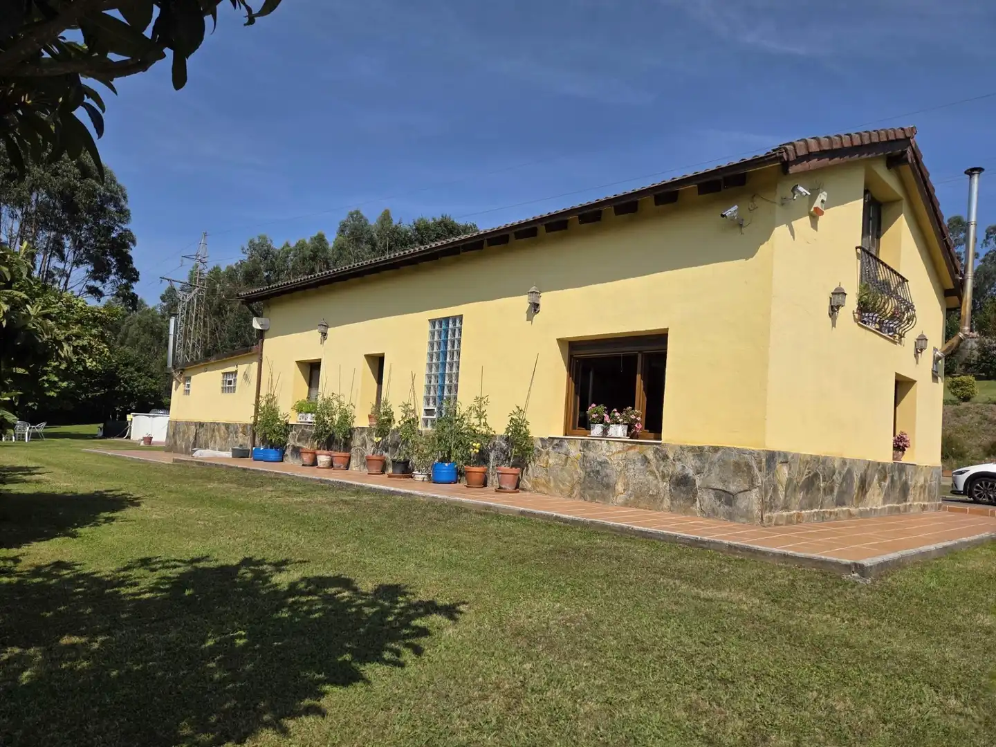 Außenansicht von Haus oder Chalet zum Verkauf in Piélagos mit Privatgarten, Terrasse und Abstellraum