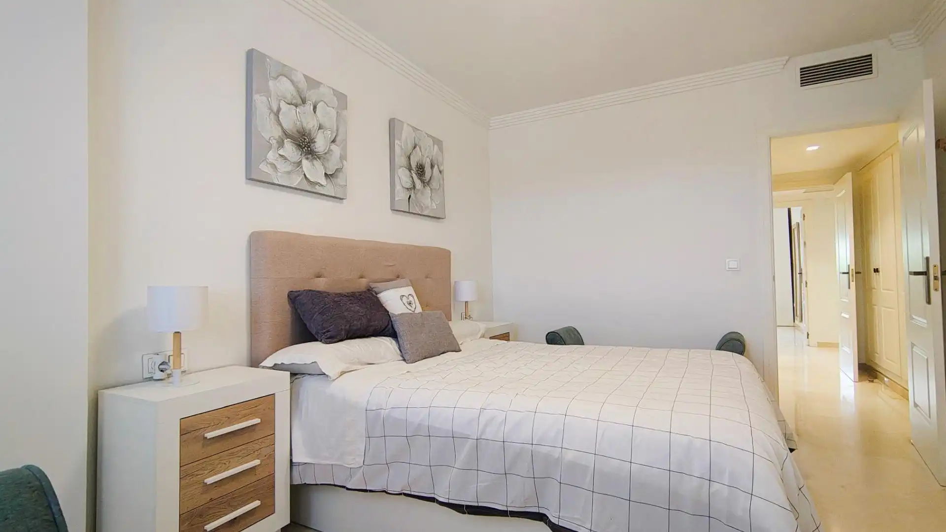 Schlafzimmer von Wohnungen zum Verkauf in Marbella mit Klimaanlage, Privatgarten und Terrasse