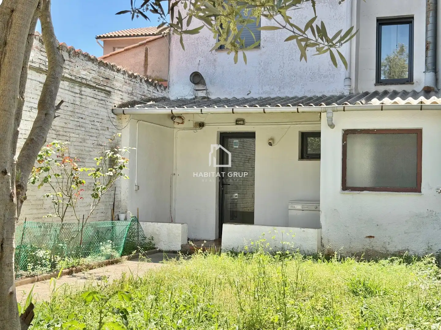 Vista exterior de Casa adosada en venta en Manlleu con Calefacción, Jardín privado y Terraza