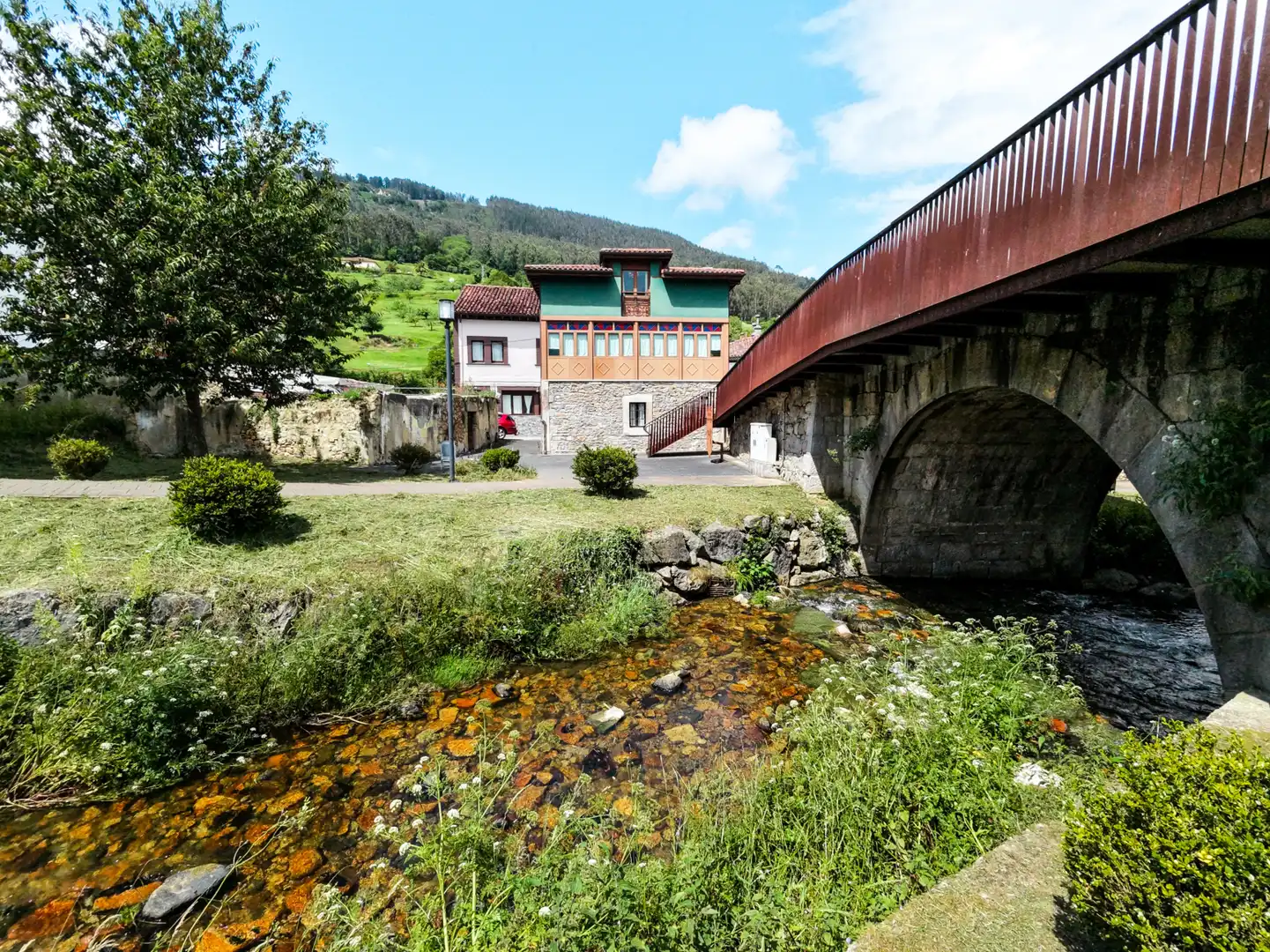 Vista exterior de Casa o xalet en venda en Salas amb Calefacció, Parquet i Moblat