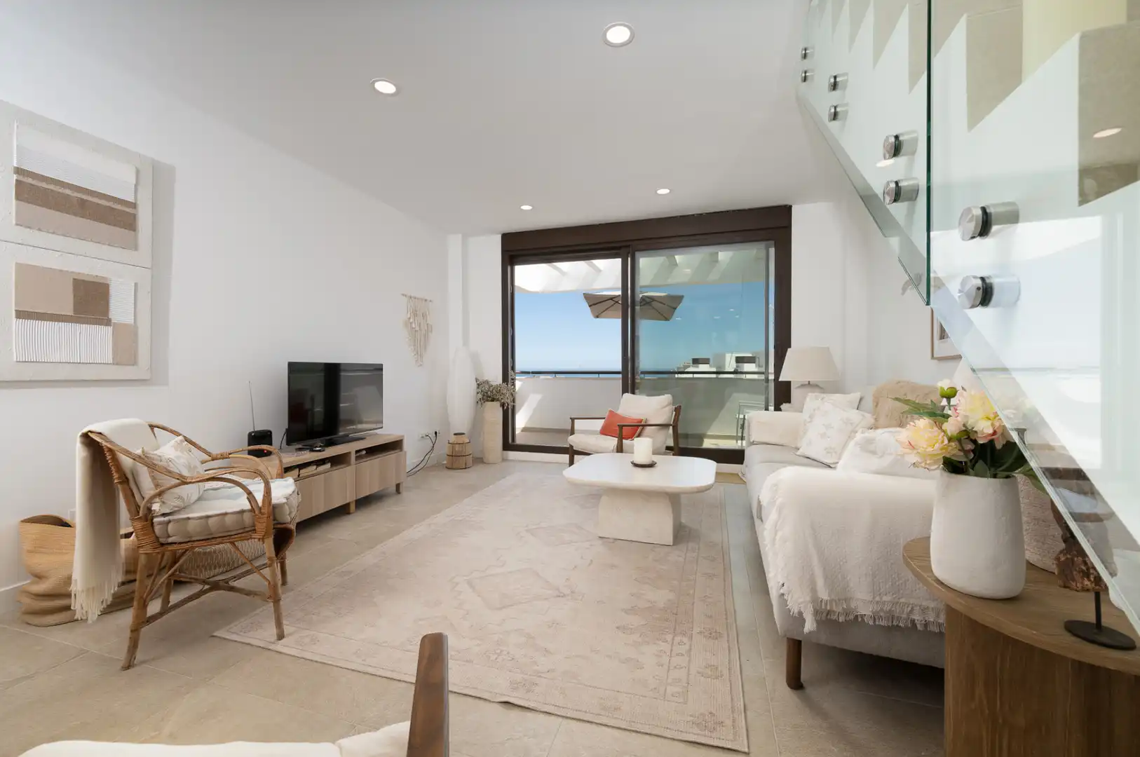Sala de estar de Ático en venta en Estepona con Aire acondicionado, Terraza y Piscina
