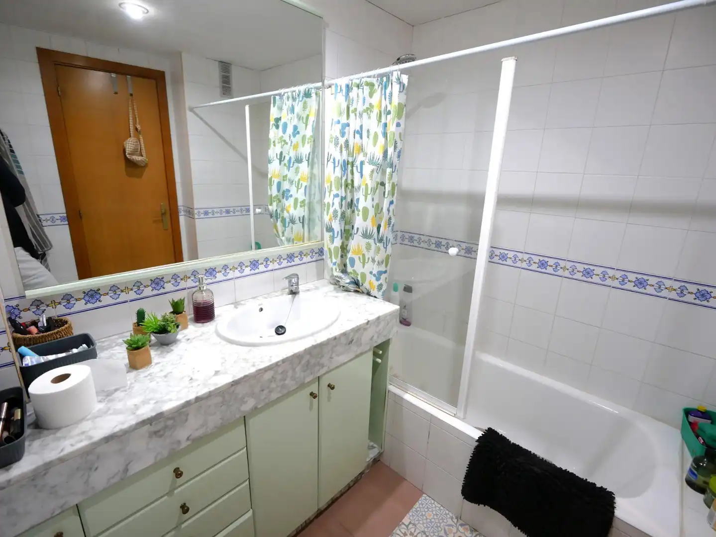 Badezimmer von Wohnung zum Verkauf in Barcelona mit Parkett