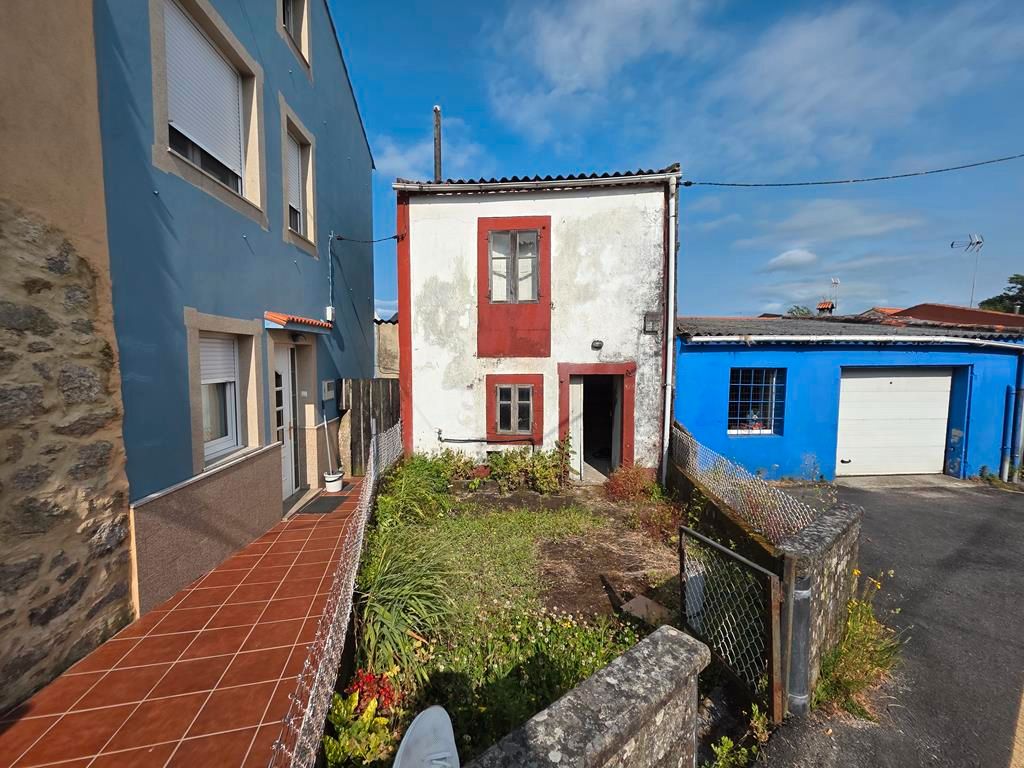 Vista exterior de Casa adosada en venda en Boiro amb Jardí privat