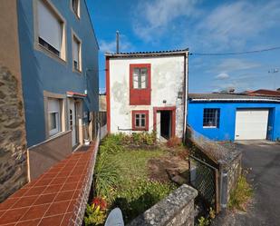 Vista exterior de Casa adosada en venda en Boiro amb Jardí privat