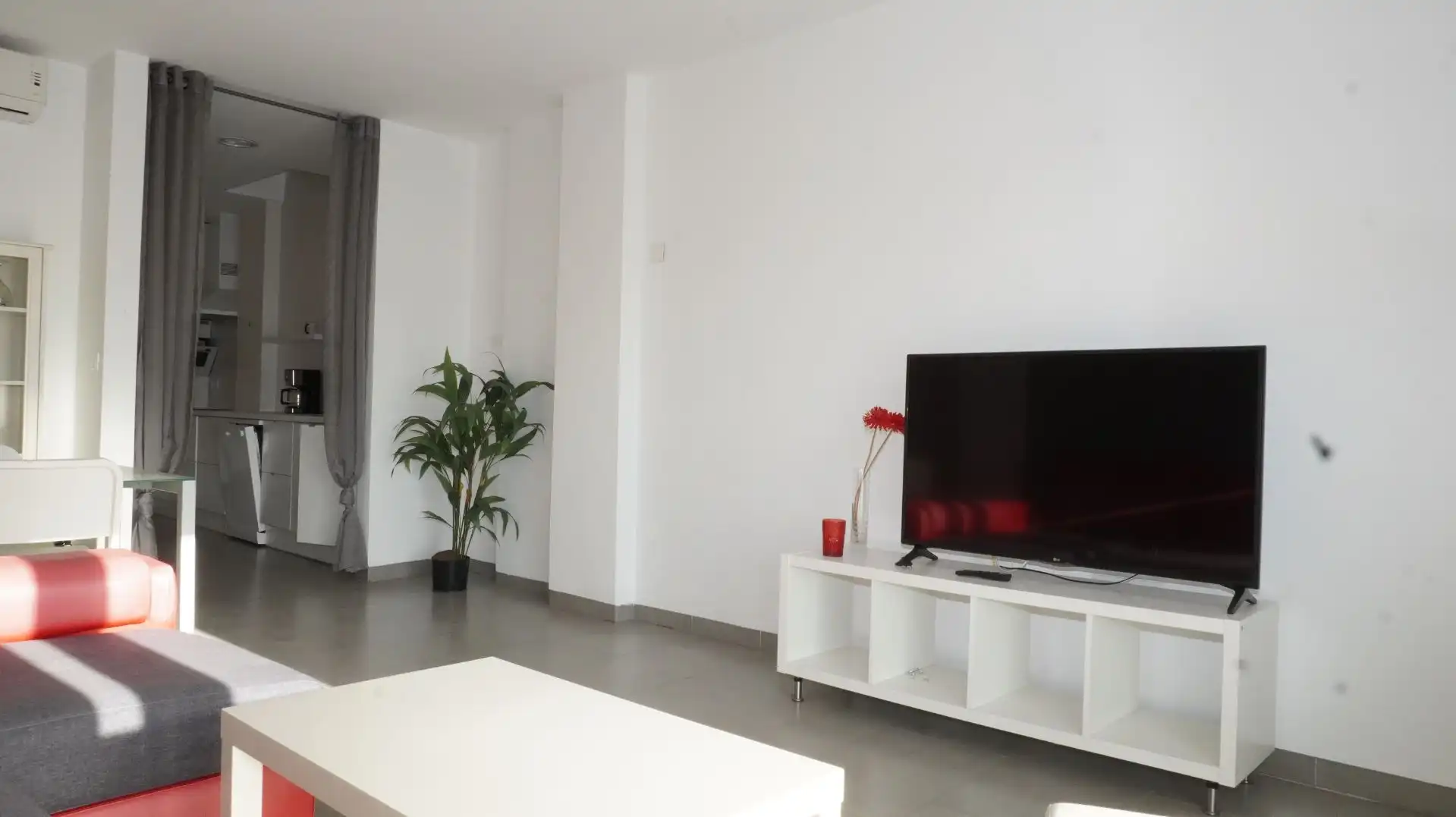 Sala d'estar de Àtic de lloguer en Motril amb Aire condicionat, Terrassa i Moblat