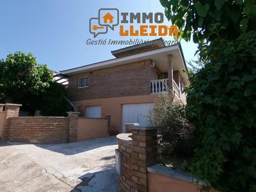 Casa amb balcó en venda a Calle DE LES MORERES 4