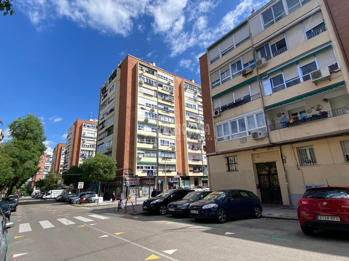 Exterior view of Flat for sale in  Madrid Capital  with Parquet flooring and Furnished