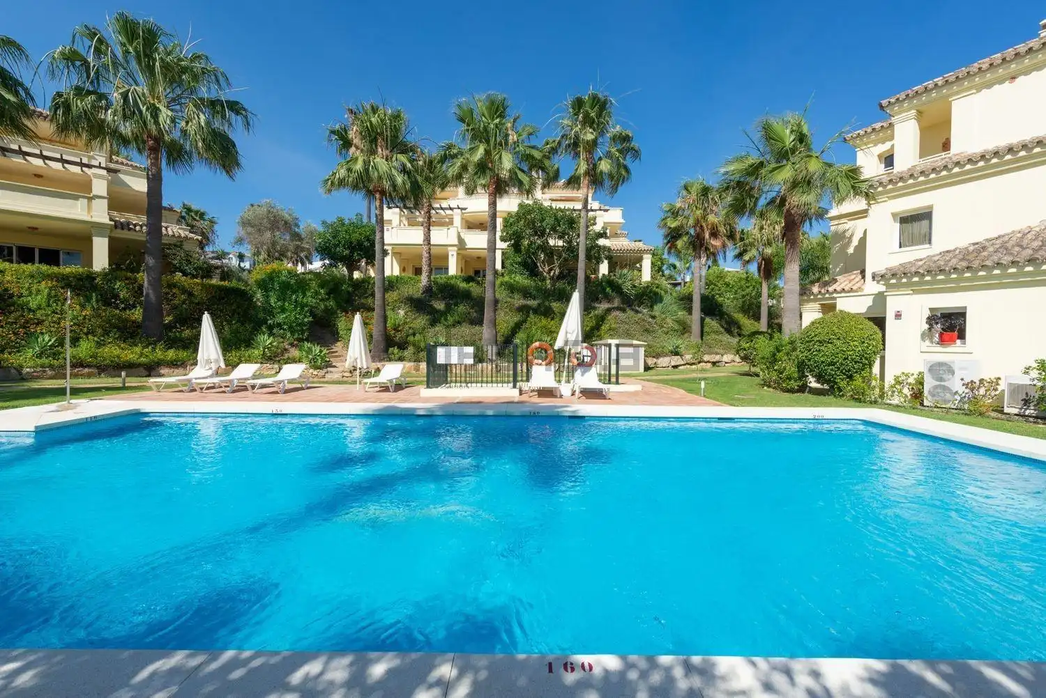 Schwimmbecken von Wohnungen zum Verkauf in Casares mit Klimaanlage, Heizung und Privatgarten