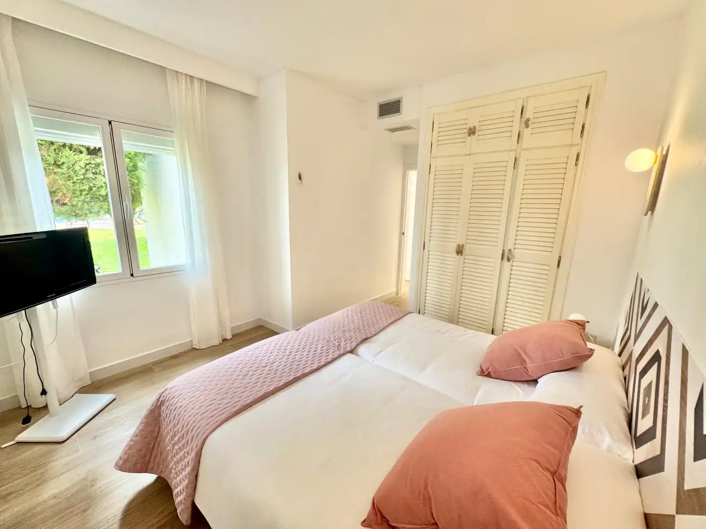 Schlafzimmer von Erdgeschoss zur Miete in Estepona mit Klimaanlage, Terrasse und Schwimmbad