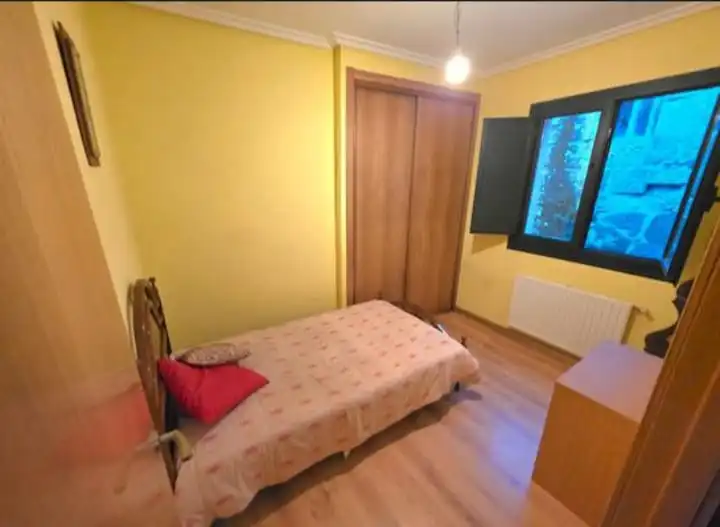 Dormitori de Casa o xalet en venda en Ourense Capital  amb Calefacció, Parquet i Traster