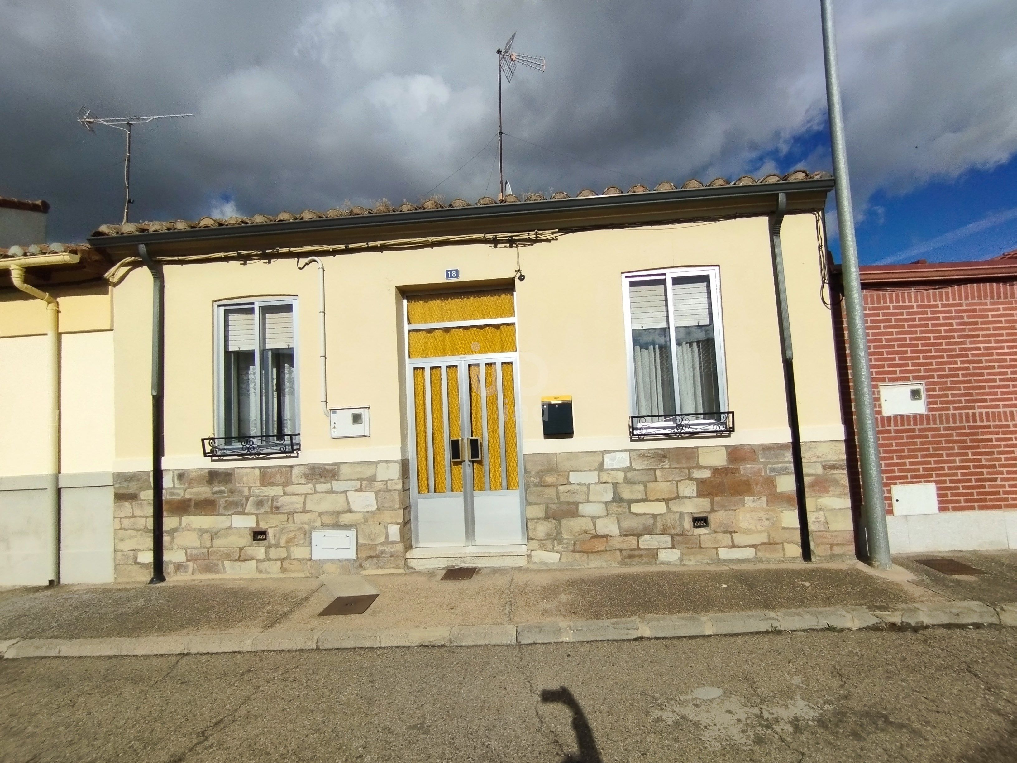 Vista exterior de Casa o xalet en venda en San Justo de la Vega amb Calefacció