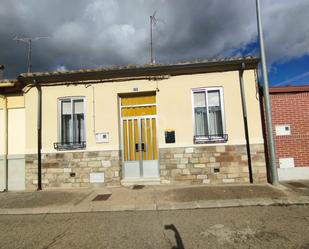 Vista exterior de Casa o xalet en venda en San Justo de la Vega amb Calefacció