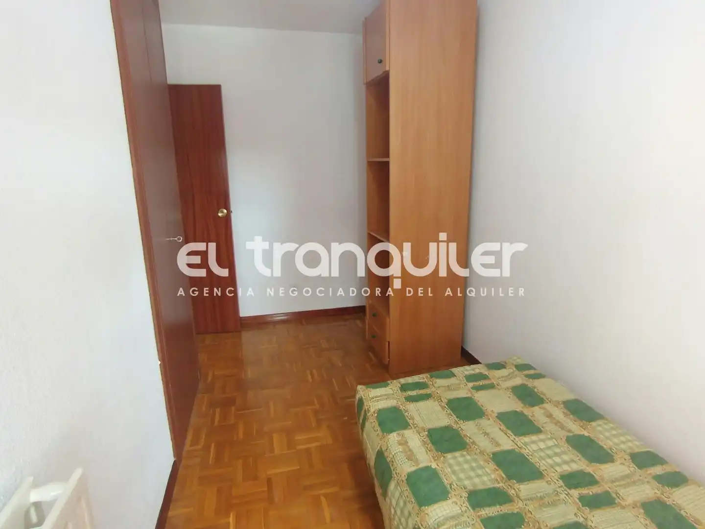 Dormitori de Pis de lloguer en Rivas-Vaciamadrid amb Parquet, Terrassa i Moblat