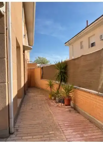 Terrasse von Einfamilien-Reihenhaus zum Verkauf in Los Santos de la Humosa mit Heizung, Privatgarten und Balkon
